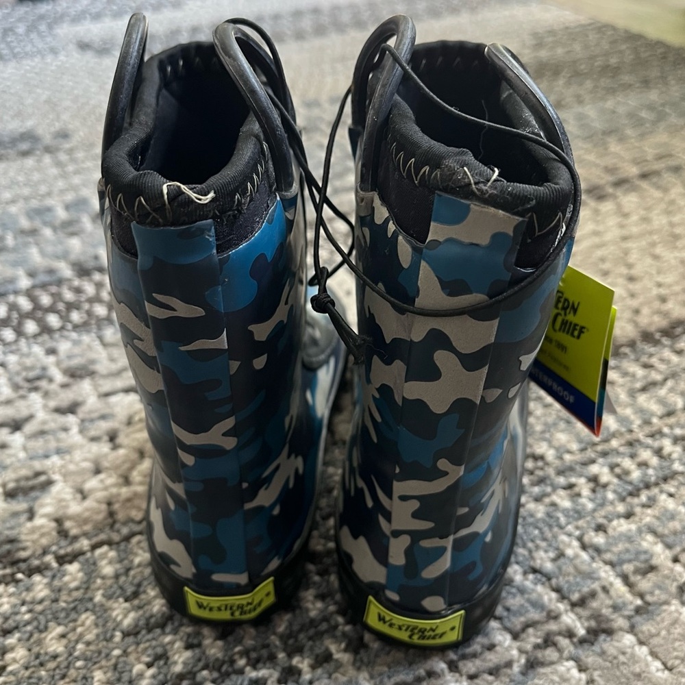 ❄️ NWT Kids Western Chief Blue Camo Reflective Sneaker Boot, Size US 9/10 - Picture 6 of 9